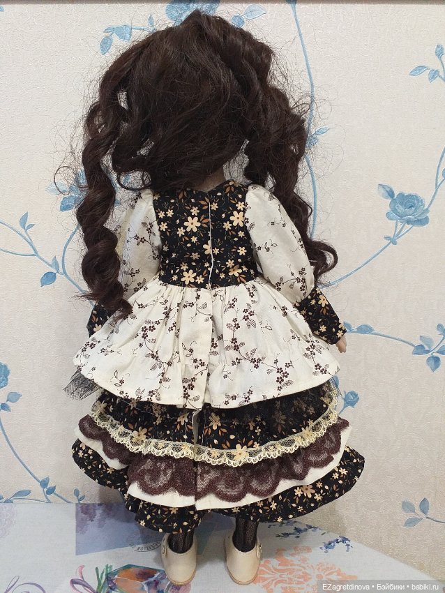 Платье куклам Ruby Red 37 см Кофе со сливками (фото 4)