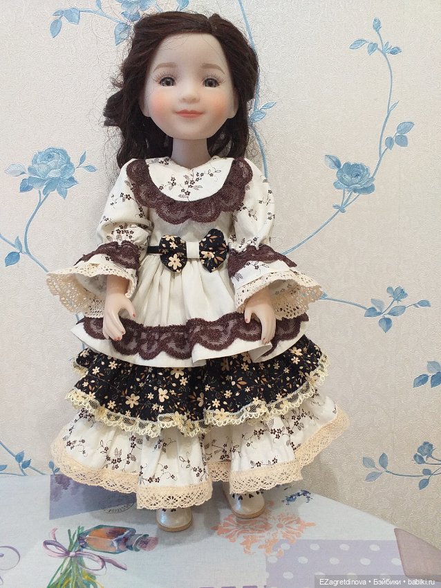 Платье куклам Ruby Red 37 см Сливочный шоколад (фото 4)