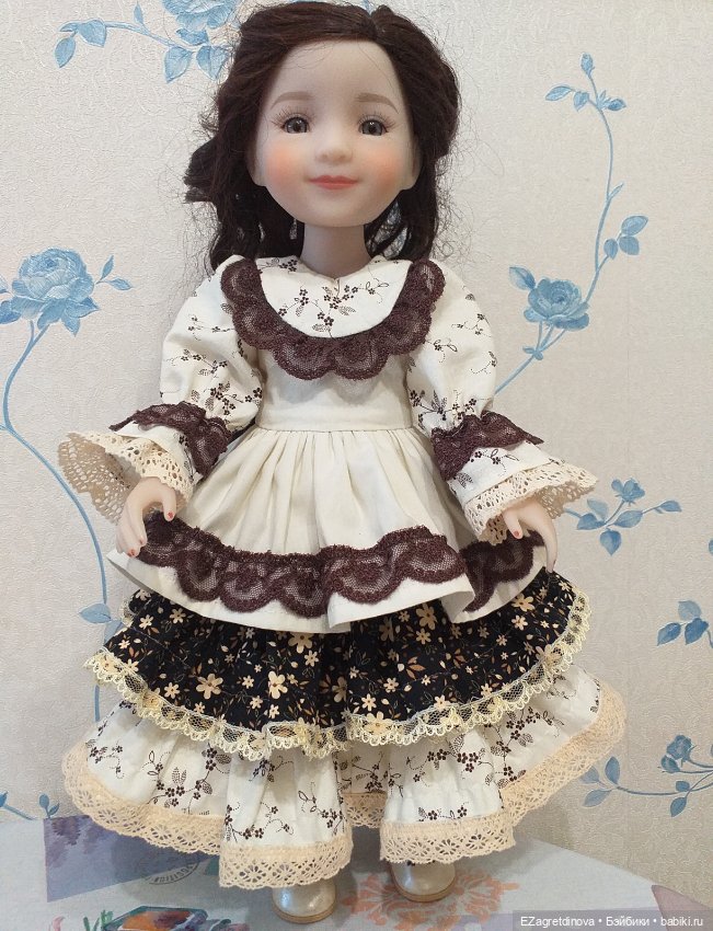 Платье куклам Ruby Red 37 см Сливочный шоколад (фото 7)