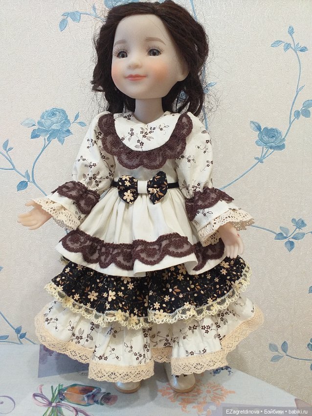 Платье куклам Ruby Red 37 см Сливочный шоколад (фото 2)