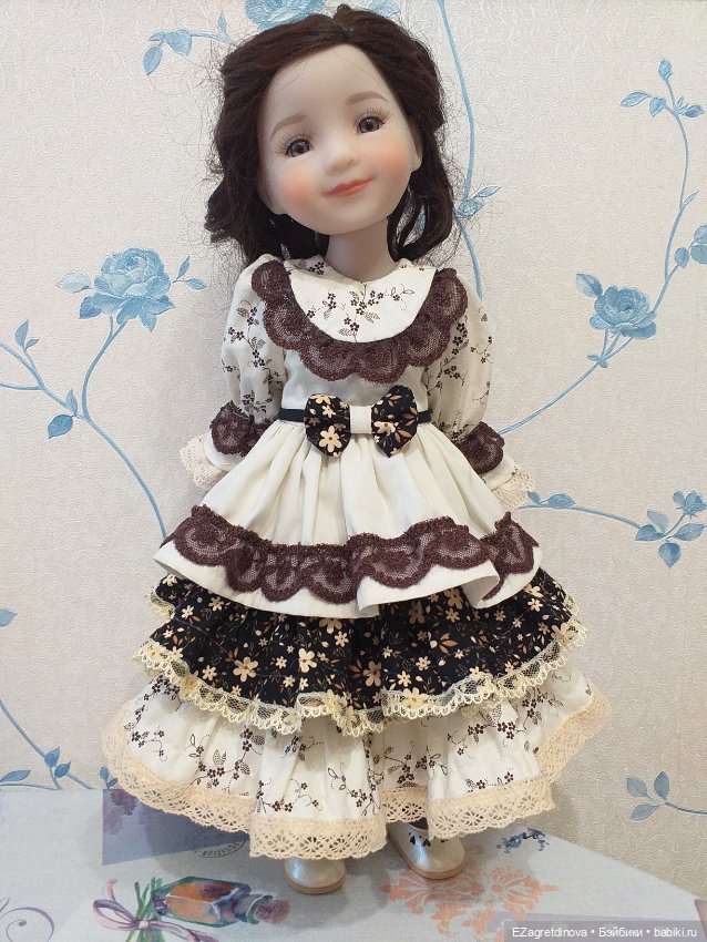 Платье куклам Ruby Red 37 см Сливочный шоколад (фото 3)