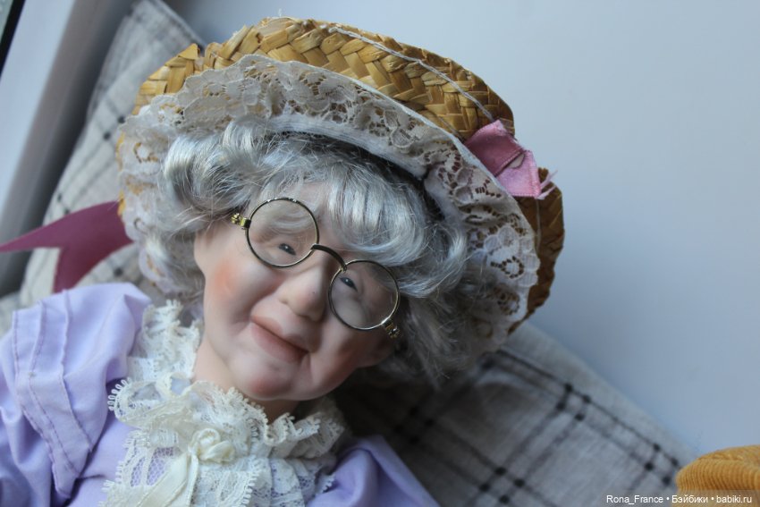 День бабушек во франции. Кукла фарфоровая бабушка в кресле. Фарфоровая кукла бабушка в очках. Кукла фарфоровая бабушка в круглых очках. Кукла фарфоровая бабушка в черных круглых очках.
