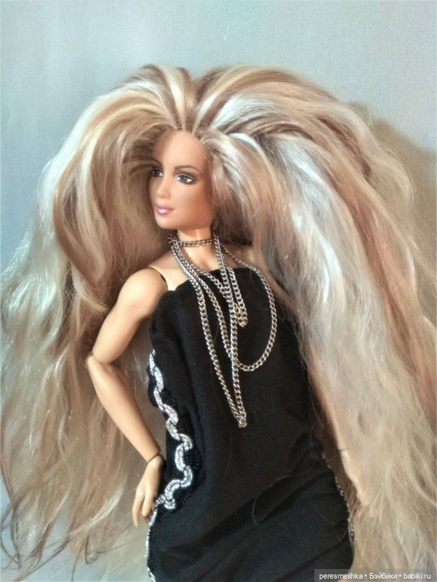 Перепрошитая козочкой Шакира на теле рестлерши (фото 2)