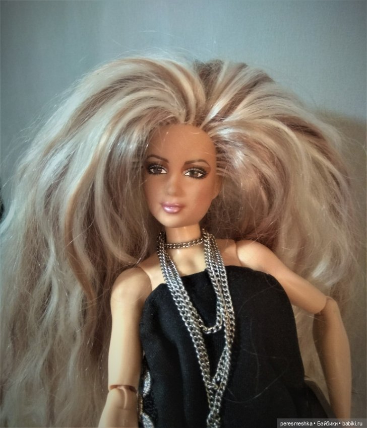 Перепрошитая козочкой Шакира на теле рестлерши