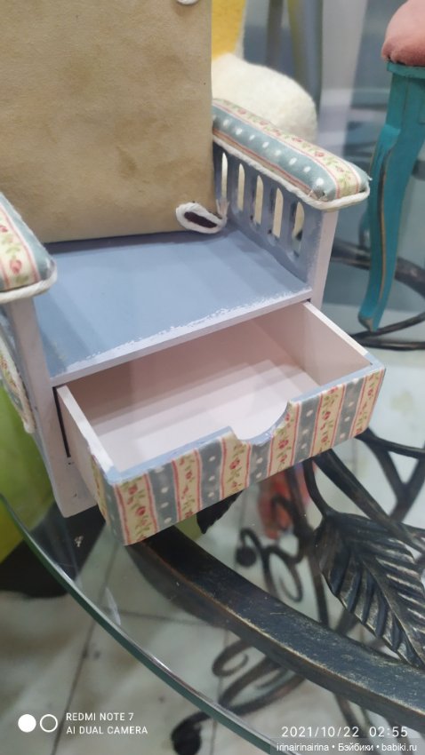 Кресло для куклы с выдвижным ящиком (фото 2)