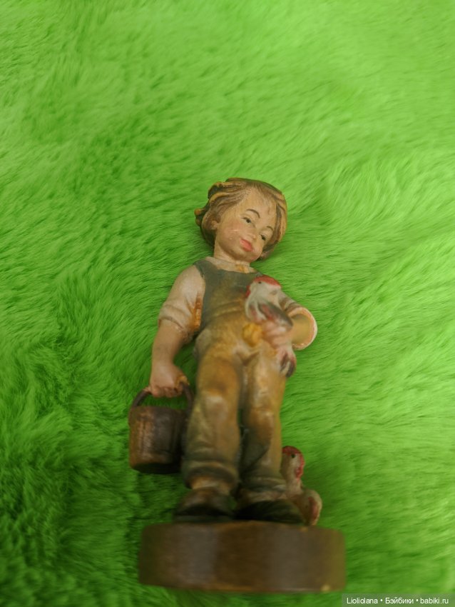 Деревянная статуэтка Мальчик с цыплятами. 7 см