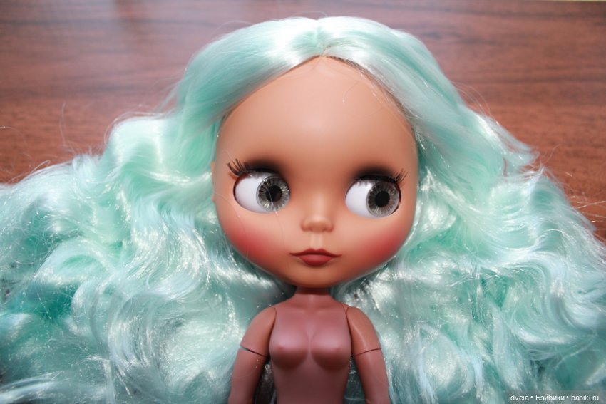 Кукла Блайз (Blythe) ТБЛ, скнтон dark, ярко-голубые волосы (фото 4)