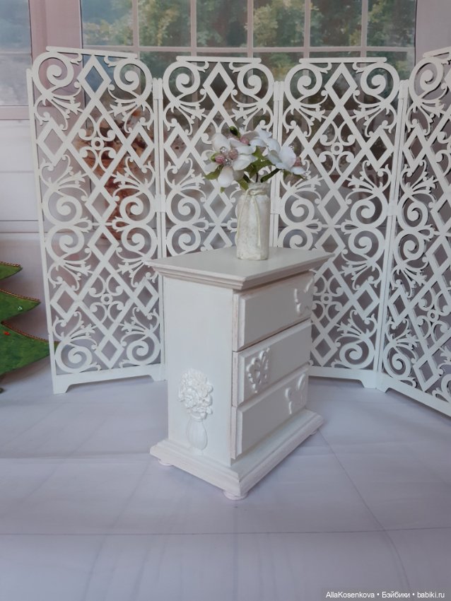 Белый деревянный комод — Кукольная мебель