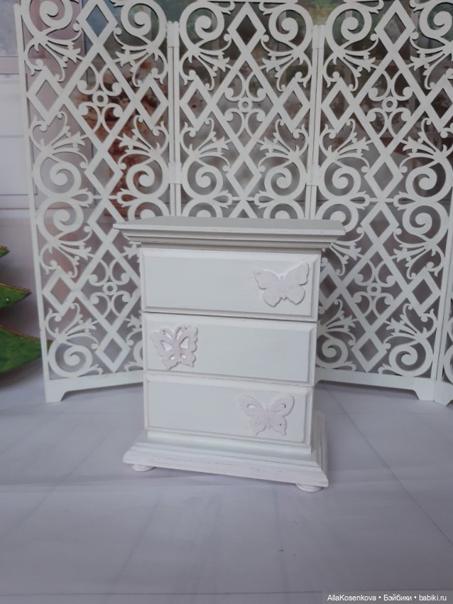 Белый деревянный комод — Кукольная мебель (фото 4)