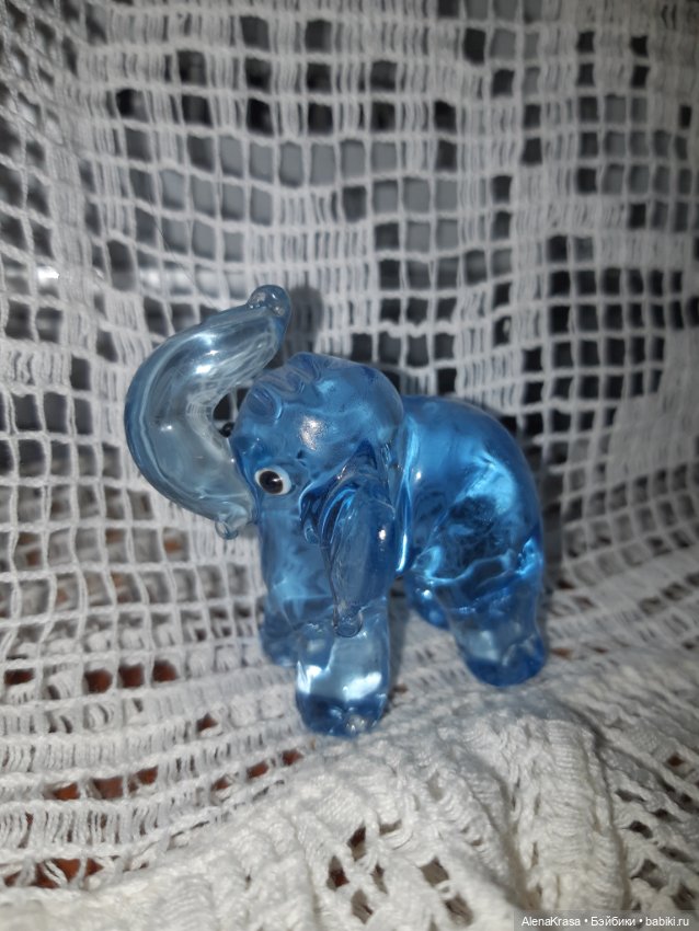 Слоник из цветного стекла