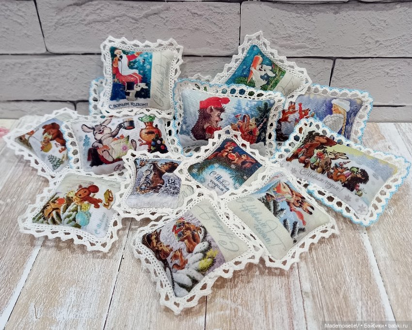 Подушки "С Новым Годом!" — Текстиль для кукольного интерьера