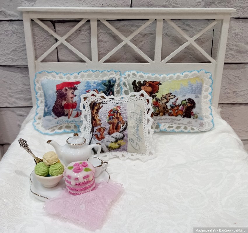 Подушки "С Новым Годом!" — Текстиль для кукольного интерьера (фото 2)