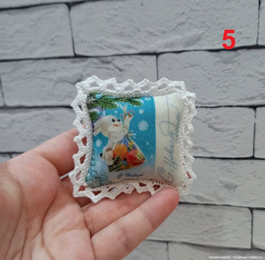 Подушки "С Новым Годом!" — Текстиль для кукольного интерьера