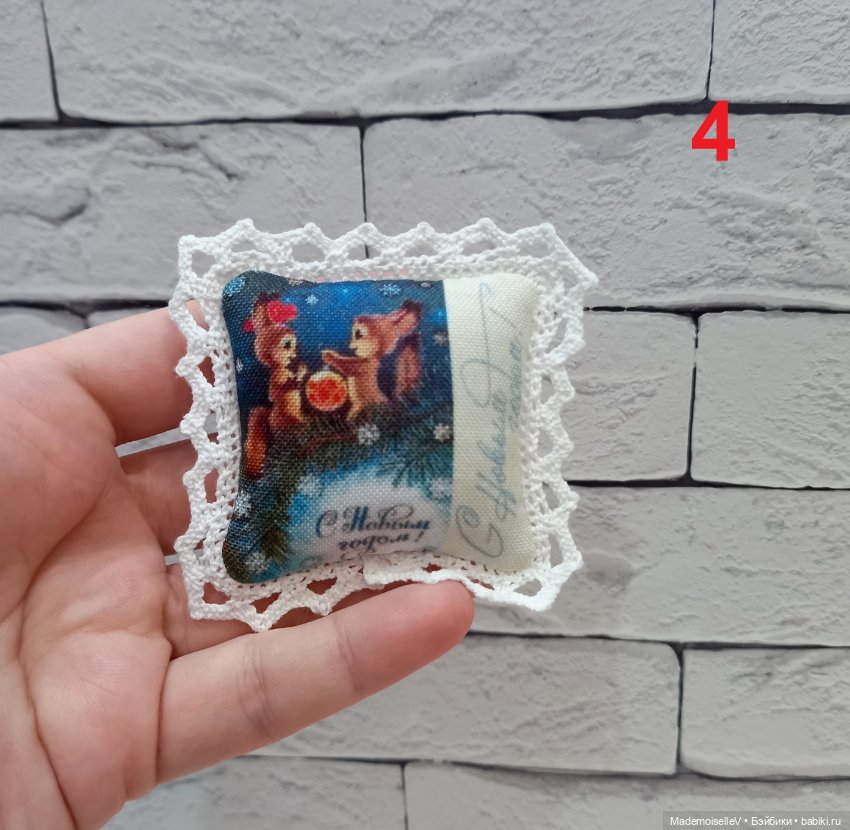 Подушки "С Новым Годом!" — Текстиль для кукольного интерьера (фото 10)