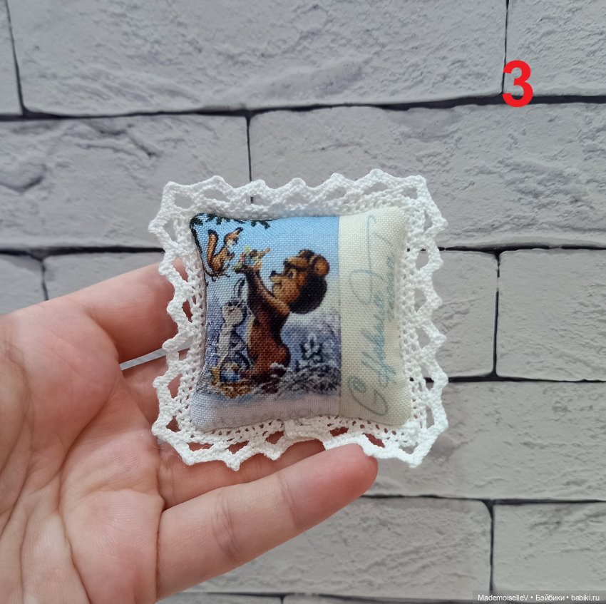 Подушки "С Новым Годом!" — Текстиль для кукольного интерьера (фото 9)