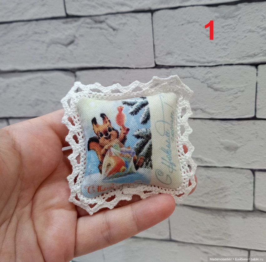 Подушки "С Новым Годом!" — Текстиль для кукольного интерьера (фото 7)