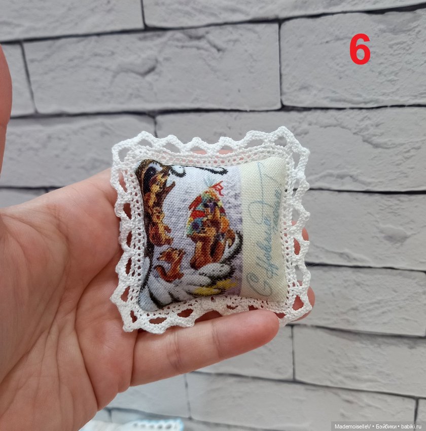 Подушки "С Новым Годом!" — Текстиль для кукольного интерьера