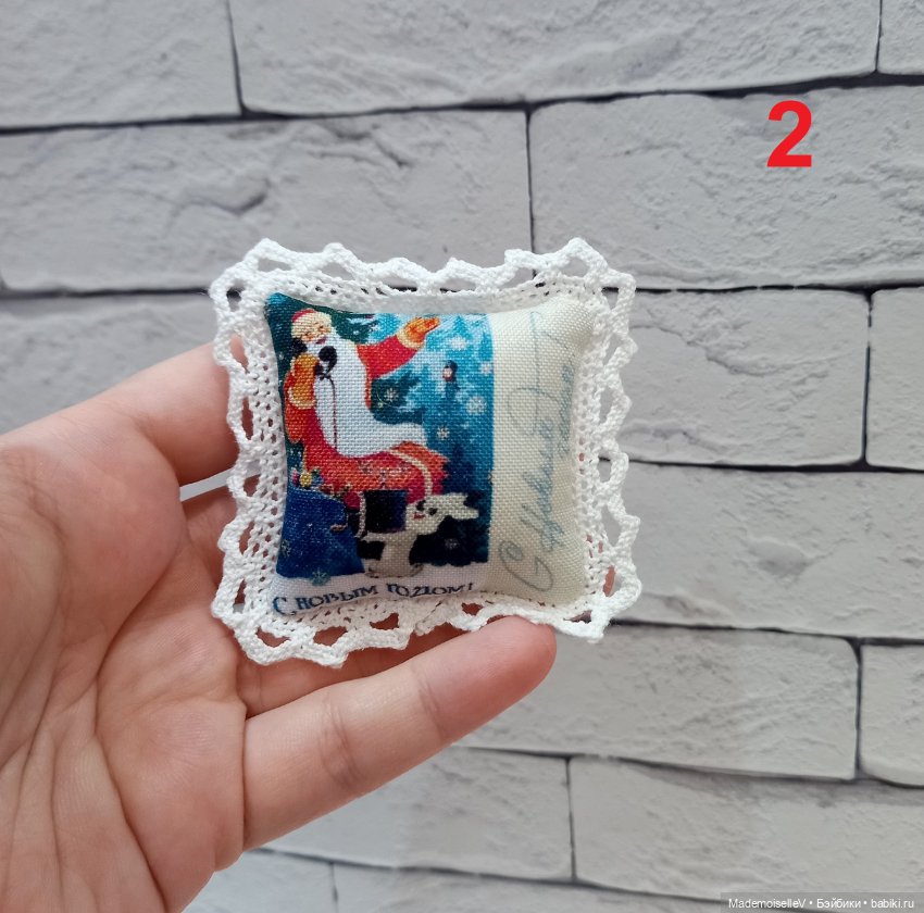 Подушки "С Новым Годом!" — Текстиль для кукольного интерьера (фото 8)