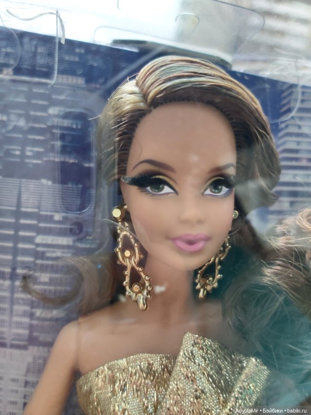 Barbie look city shine в золотом платье