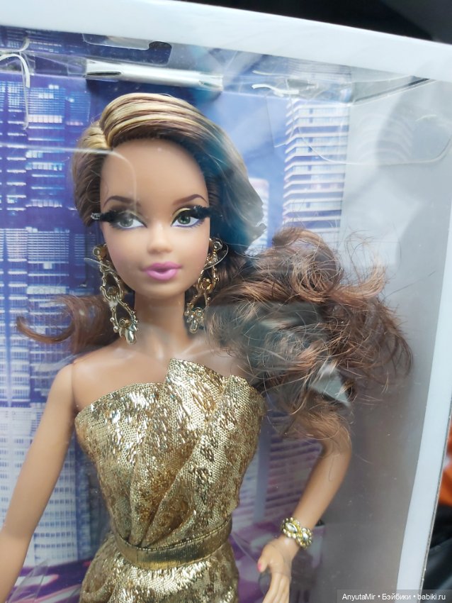 Barbie look city shine в золотом платье (фото 2)