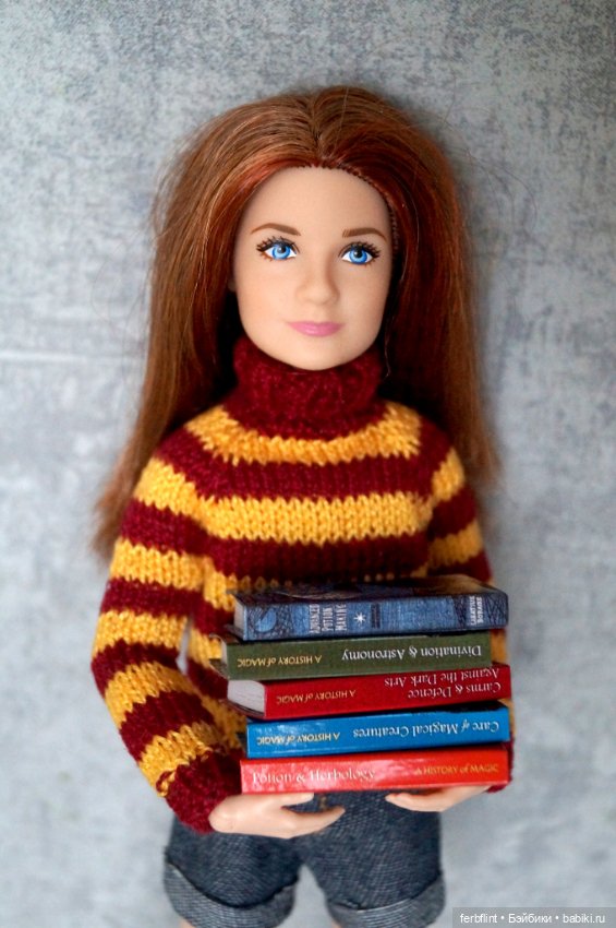 Учебники Хогвартса (на англ.) в масштабе 1:6