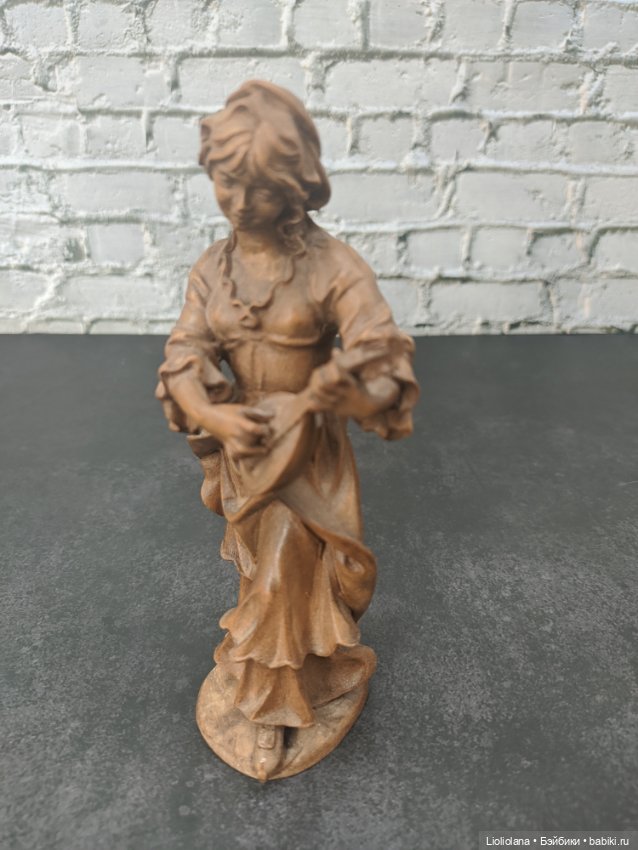 Деревянная статуэтка Девушка с мандолиной от Josef Albl