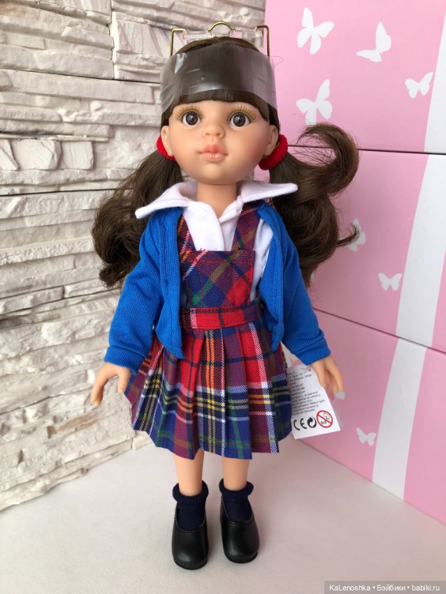 Кэрол школьница с каштановыми волосами и карими глазами от Паола Рейна(Paola Reina)