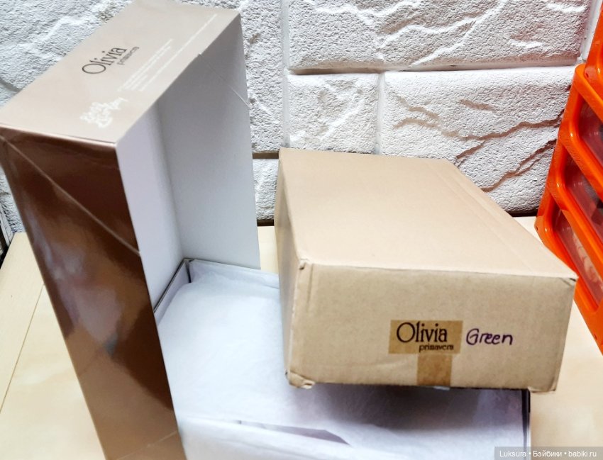 Аутфит, аксессуары, сертификат и коробка для куклы Оливия Примавера Грин от Хелен Киш