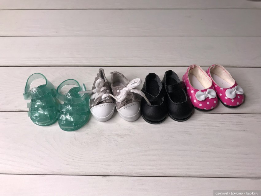 Продам много разной обуви на разных кукол