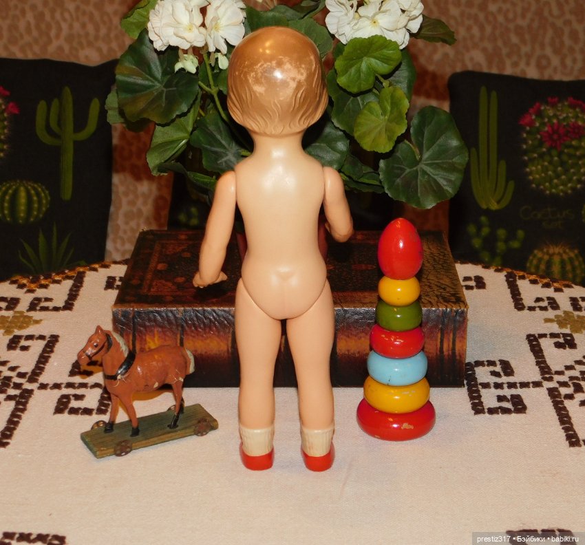 Стройная и благородная,редкая,рельефная, антикварная куколка 50-е годы.В отличном состоянии