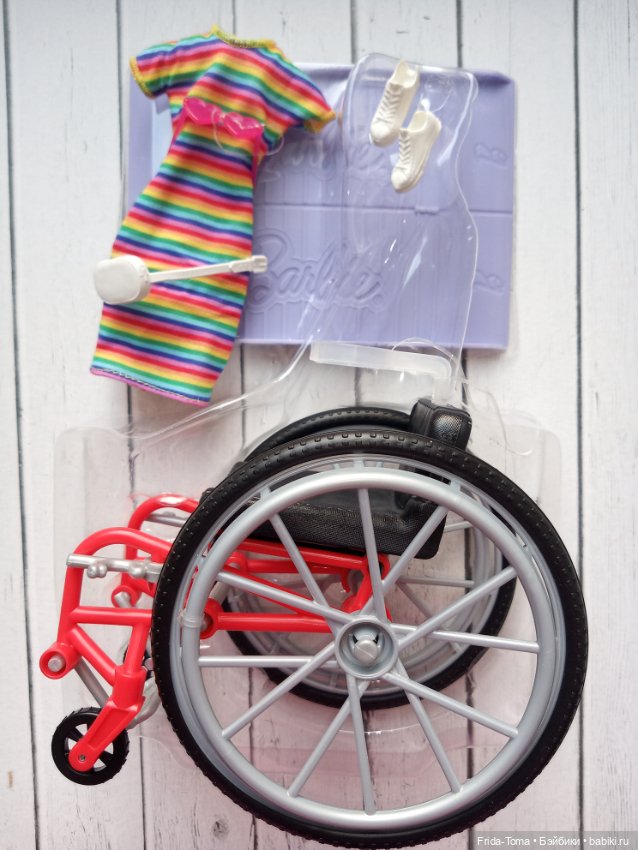 Аутфит колясочница Скиппер радужное платье