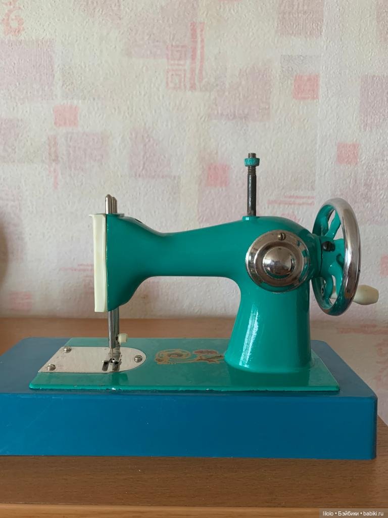 Винтажная швейная машинка в родной коробке