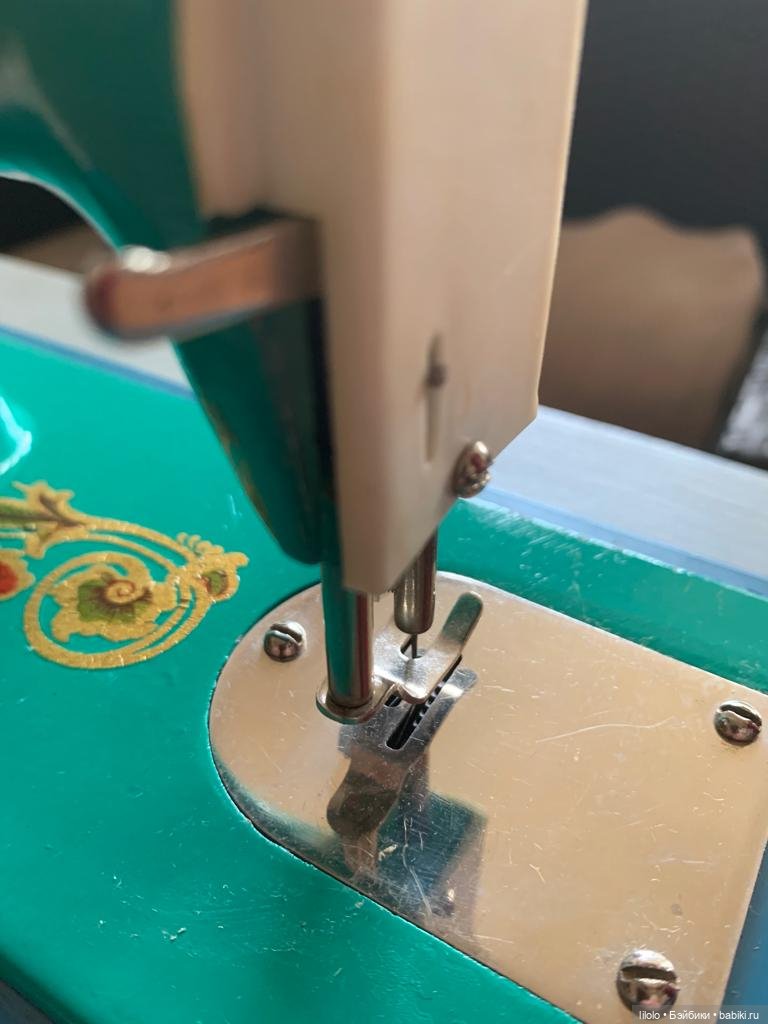 Винтажная швейная машинка в родной коробке (фото 3)