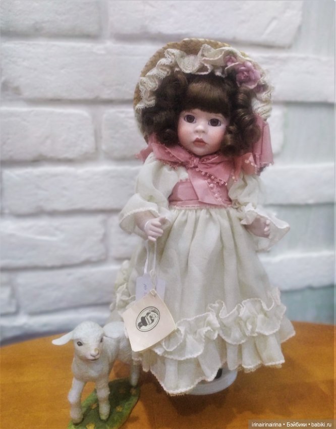 Маленькая пастушка с овечкой , полностью фарфоровая (415.1)