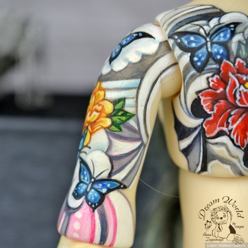 Энни, единственная девочка с татуировками