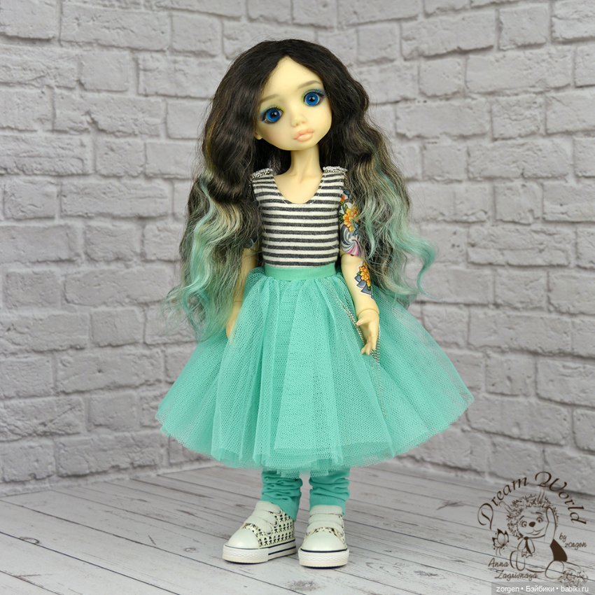 Энни, единственная девочка с татуировками