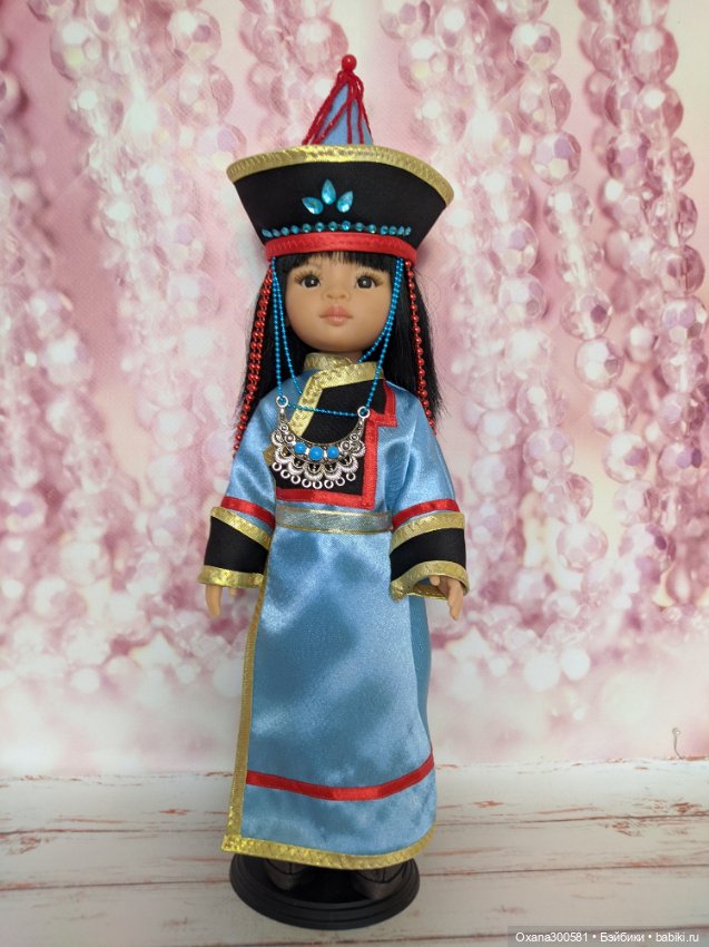 Выставку «Куклы Бурятии» украшают более 100 работ мастеров-кукольников
