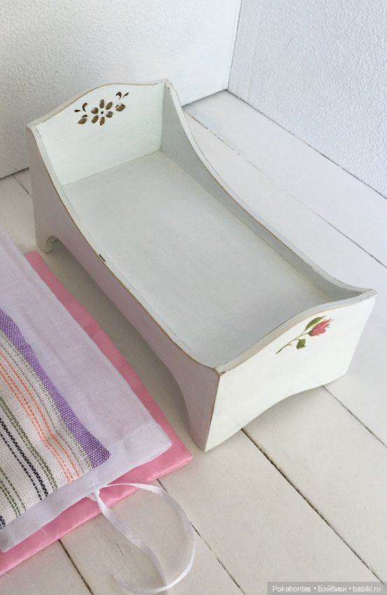 Кроватка с постельным бельем в стиле шебби-шик (фото 6)