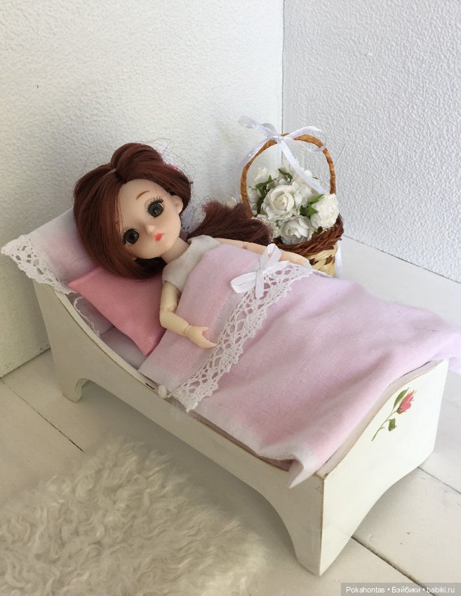 Кроватка с постельным бельем в стиле шебби-шик (фото 3)