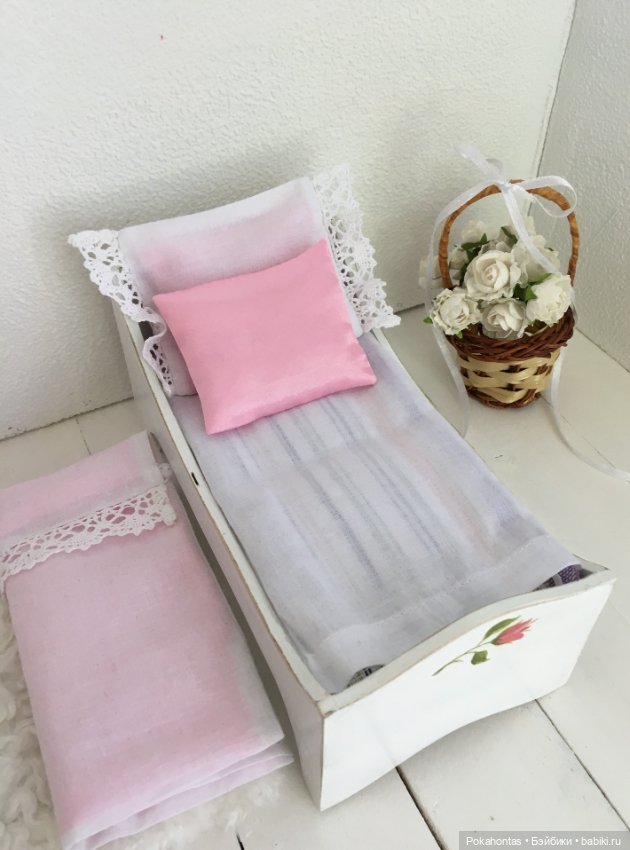 Кроватка с постельным бельем в стиле шебби-шик (фото 4)