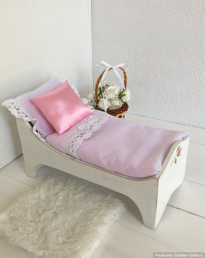 Кроватка с постельным бельем в стиле шебби-шик