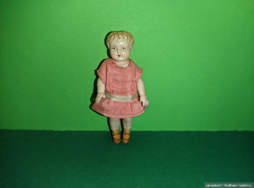 Целлулоидная куколка Minerva с рельефными волосами, высота 9 см