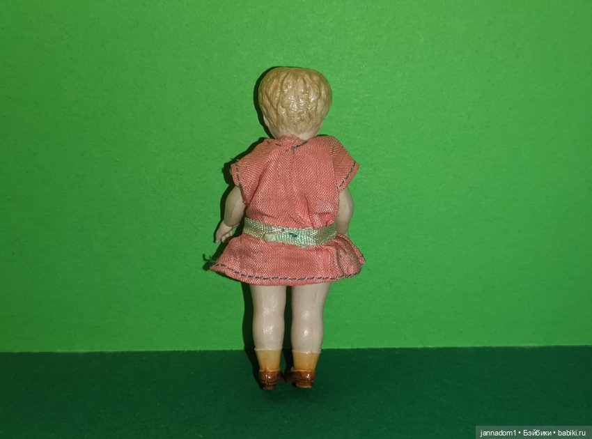 Целлулоидная куколка Minerva с рельефными волосами, высота 9 см