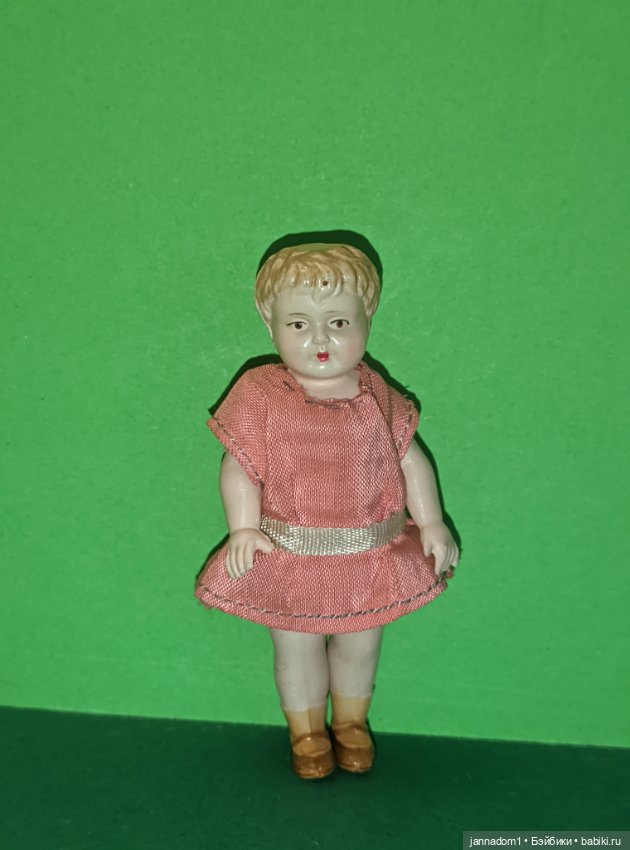 Целлулоидная куколка Minerva с рельефными волосами, высота 9 см (фото 4)