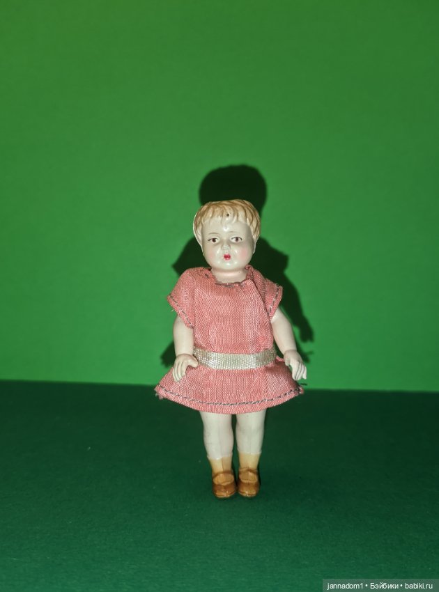 Целлулоидная куколка Minerva с рельефными волосами, высота 9 см (фото 8)
