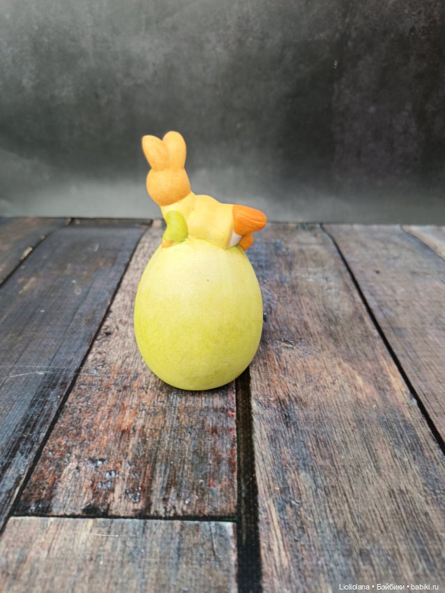 Статуэтка Пасхальный Кролик на яйце (фото 2)