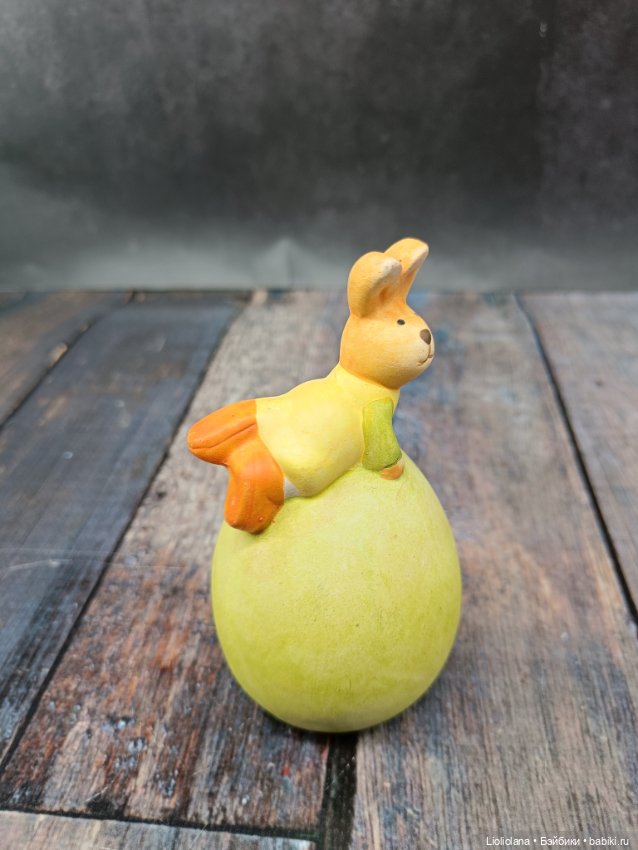 Статуэтка Пасхальный Кролик на яйце