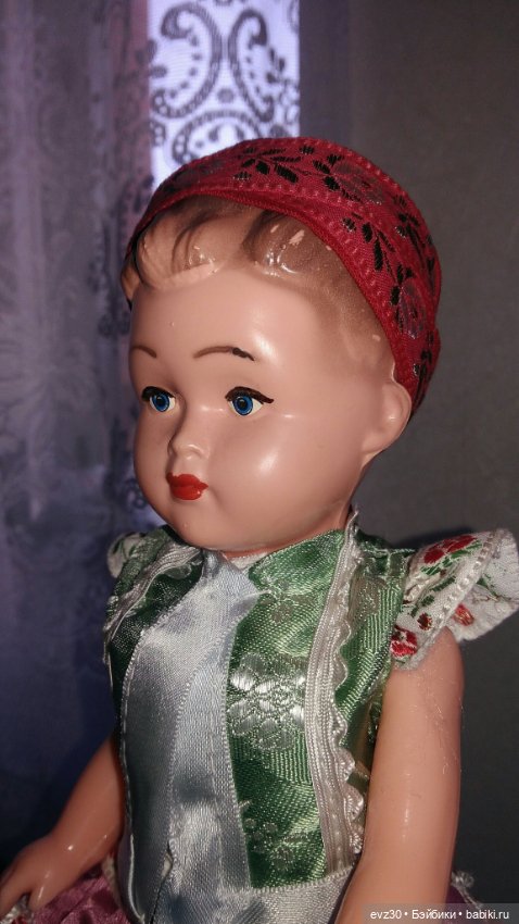 Сувенирная кукла в многослойном национальном костюме (фото 3)