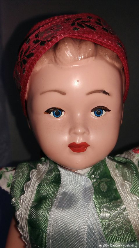 Сувенирная кукла в многослойном национальном костюме