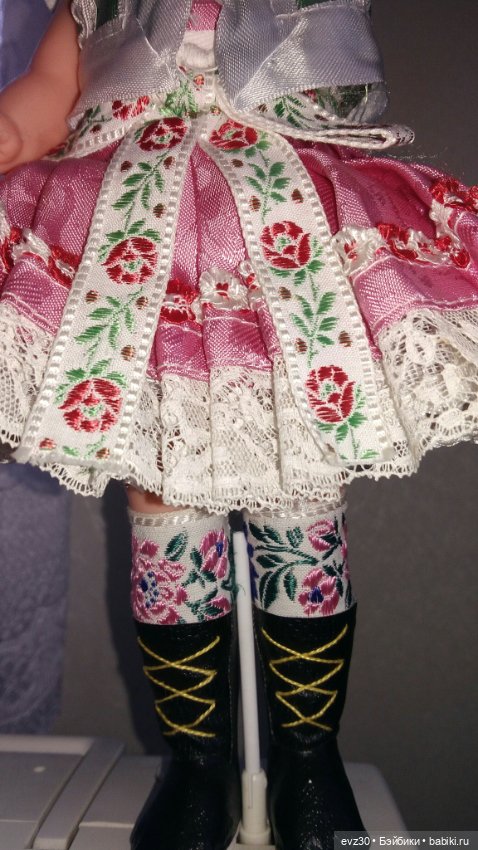 Сувенирная кукла в многослойном национальном костюме (фото 2)